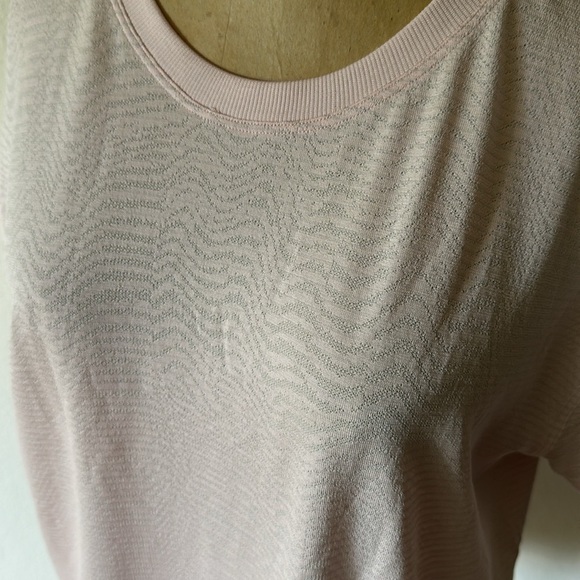 Lululemon sz 8 pink short sleeve T, no fabric tag great pre owned condition - Picture 2 of 6
